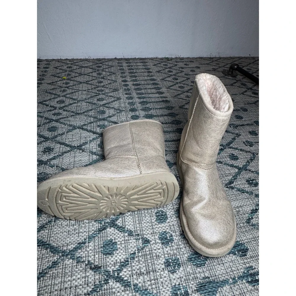 UGG Classic Short Metallic Champagne Gold Sheepskin Boots 1112503 Womens 6